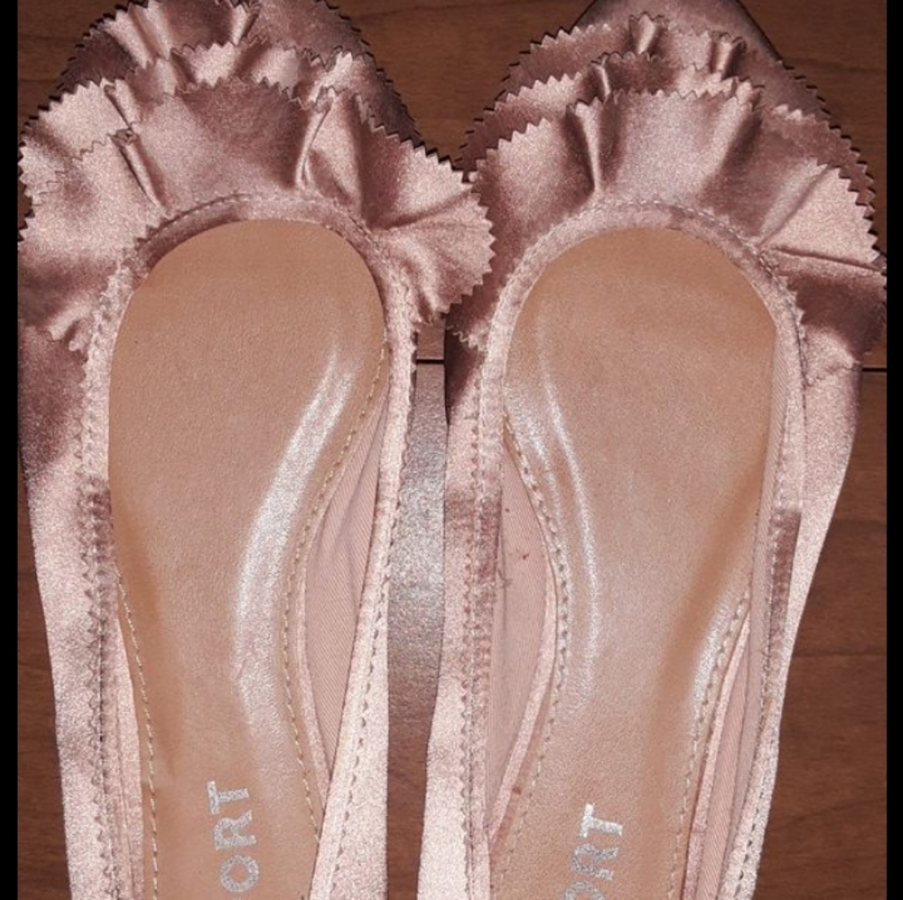 NWOT Rose gold Report flats